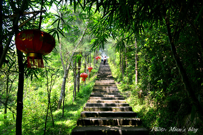 On the way to Thien Y pagoda, on top of a hill